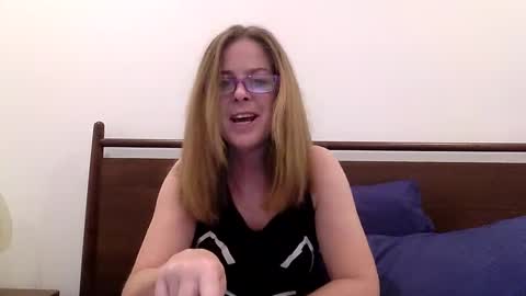 iampoppyy online show from October 13, 2025, 2:33 am