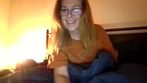 iampoppyy online show from October 16, 2025, 11:33 am