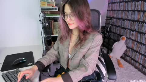 Snapshot of icefroq chatting on January 21, 2025, 11:24 pm Julia online show from January 21, 2025, 11:24 pm