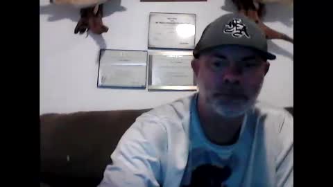 idkwhyidothis348732 online show from February 15, 2025, 5:28 pm