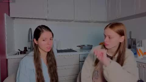 Julia and Mira online show from December 17, 2025, 9:37 am