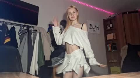 ShyLuna online show from February 5, 2026, 6:18 am