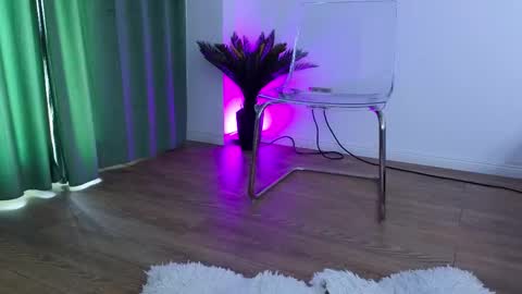 Snapshot of ilikeithaard chatting on September 19, 2025, 5:53 am Emma online show from September 19, 2025, 5:53 am