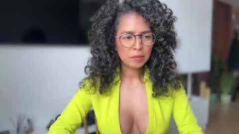 Kloe online show from November 18, 2025, 6:45 pm