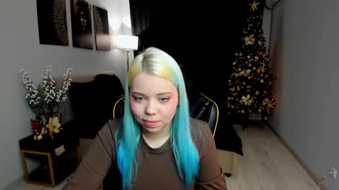 Roxy online show from December 17, 2025, 7:42 pm