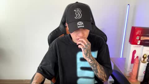 Laia online show from February 22, 2025, 8:09 pm