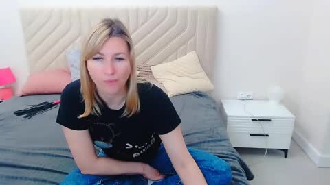Snapshot of incredible_ariela chatting on May 20, 2026, 11:27 am incredible_ariela online show from May 20, 2026, 11:27 am
