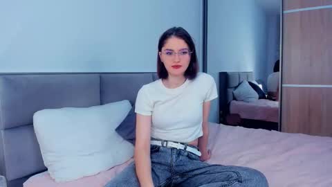 Kira online show from October 28, 2025, 4:16 am