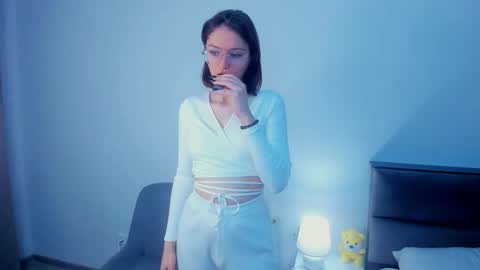 Kira online show from November 10, 2025, 4:11 am