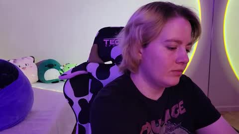 Snapshot of internetfairy_xo chatting on December 17, 2024, 4:43 pm Faye online show from December 17, 2024, 4:43 pm