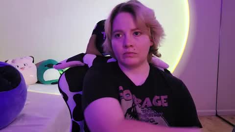 Snapshot of internetfairy_xo chatting on December 17, 2024, 7:48 pm Faye online show from December 17, 2024, 7:48 pm