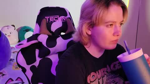 Snapshot of internetfairy_xo chatting on December 29, 2024, 1:56 am Faye online show from December 29, 2024, 1:56 am