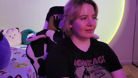 Snapshot of internetfairy_xo chatting on December 29, 2024, 4:59 am Faye online show from December 29, 2024, 4:59 am