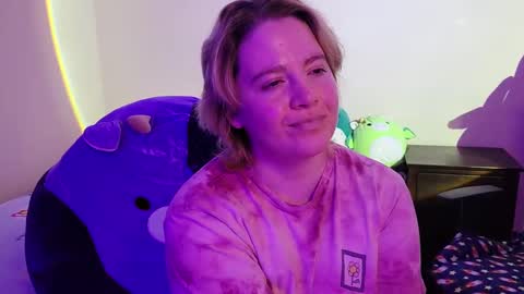 Snapshot of internetfairy_xo chatting on January 1, 2025, 8:35 am Faye online show from January 1, 2025, 8:35 am