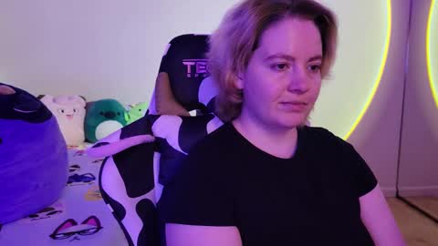 Snapshot of internetfairy_xo chatting on January 20, 2025, 10:07 am Faye online show from January 20, 2025, 10:07 am