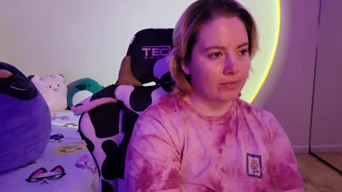 Snapshot of internetfairy_xo chatting on January 28, 2025, 5:32 am Faye online show from January 28, 2025, 5:32 am