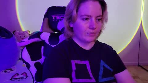 Snapshot of internetfairy_xo chatting on February 2, 2025, 3:54 am Faye online show from February 2, 2025, 3:54 am