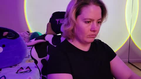 Snapshot of internetfairy_xo chatting on February 4, 2025, 4:15 am Faye online show from February 4, 2025, 4:15 am