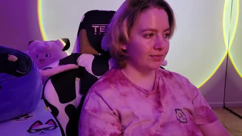 Snapshot of internetfairy_xo chatting on February 11, 2025, 8:26 am Faye online show from February 11, 2025, 8:26 am