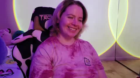 Snapshot of internetfairy_xo chatting on February 19, 2025, 4:34 am Faye online show from February 19, 2025, 4:34 am