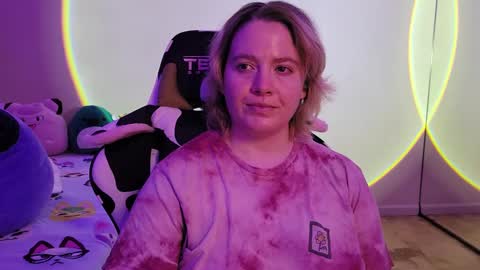 Snapshot of internetfairy_xo chatting on February 19, 2025, 7:39 am Faye online show from February 19, 2025, 7:39 am