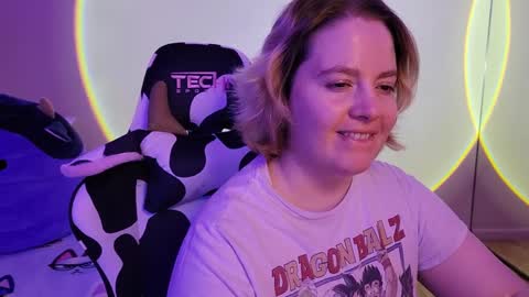 Snapshot of internetfairy_xo chatting on February 21, 2025, 5:46 am Faye online show from February 21, 2025, 5:46 am