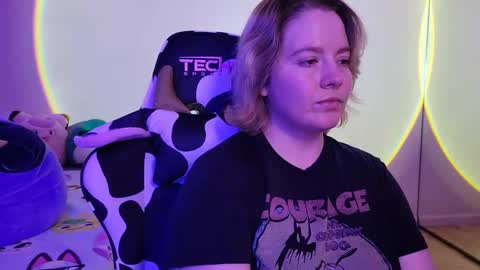 Snapshot of internetfairy_xo chatting on February 23, 2025, 2:25 pm Faye online show from February 23, 2025, 2:25 pm