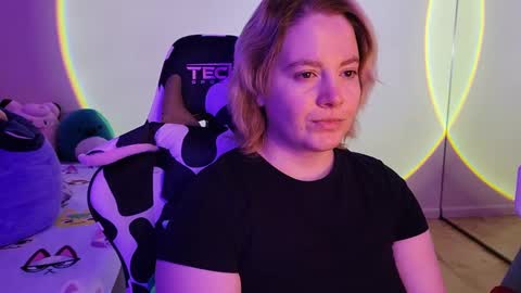 Snapshot of internetfairy_xo chatting on February 24, 2025, 6:27 am Faye online show from February 24, 2025, 6:27 am