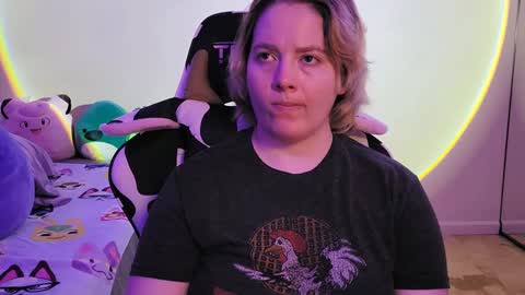 Snapshot of internetfairy_xo chatting on February 28, 2025, 5:26 am Faye online show from February 28, 2025, 5:26 am