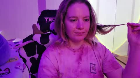 Snapshot of internetfairy_xo chatting on October 12, 2025, 1:48 am Faye online show from October 12, 2025, 1:48 am