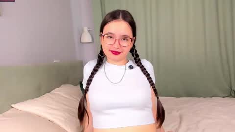 Mia online show from October 2, 2025, 1:23 am