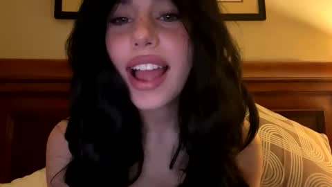 irisbabyyyyyyy online show from April 19, 2026, 5:18 am