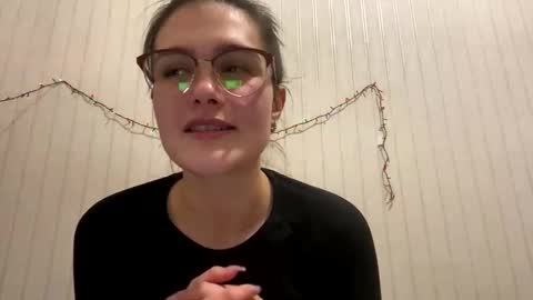 irisss31 online show from December 26, 2024, 7:27 pm