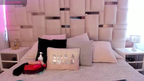 isa  rose online show from October 20, 2025, 12:05 pm