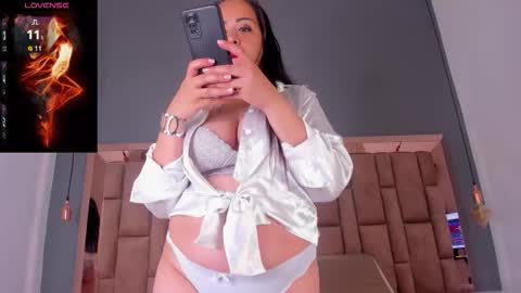 Snapshot of isa_dumont chatting on February 24, 2026, 3:59 am ISA online show from February 24, 2026, 3:59 am