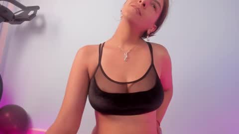 Isabella online show from March 1, 2025, 6:32 pm