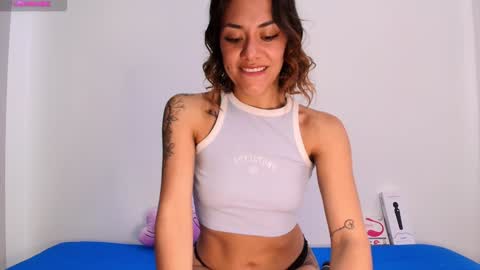 Isabella Laurentt  online show from January 23, 2025, 2:07 pm