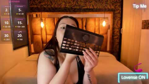 Snapshot of isa_thompson__ chatting on December 2, 2025, 12:10 pm I S A online show from December 2, 2025, 12:10 pm