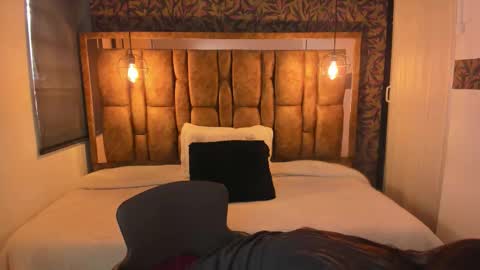 Snapshot of isa_thompson__ chatting on December 3, 2025, 11:52 am I S A online show from December 3, 2025, 11:52 am