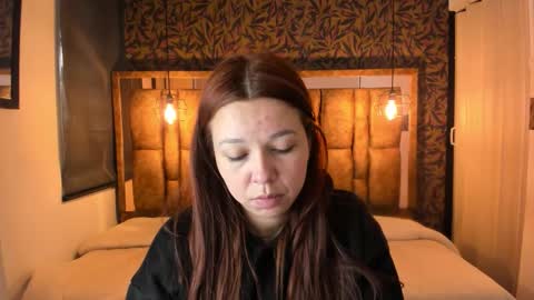 Snapshot of isa_thompson__ chatting on December 21, 2025, 12:12 pm I S A online show from December 21, 2025, 12:12 pm