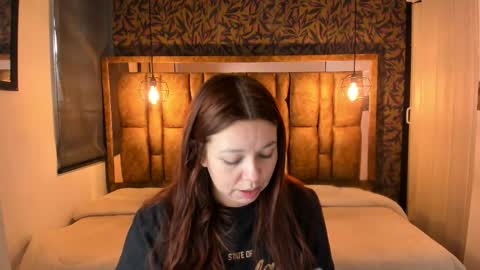 Snapshot of isa_thompson__ chatting on December 22, 2025, 12:02 pm I S A online show from December 22, 2025, 12:02 pm