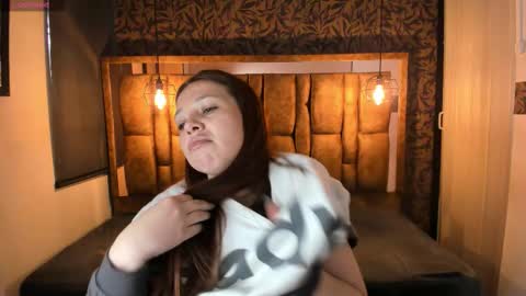 Snapshot of isa_thompson__ chatting on January 12, 2026, 11:59 am I S A online show from January 12, 2026, 11:59 am