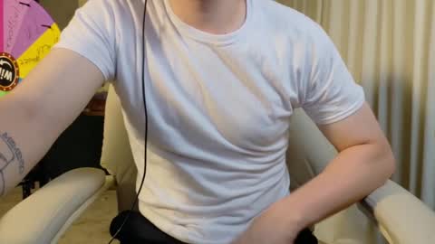 Snapshot of isaac_sheffield chatting on July 3, 2026, 7:37 am isaac online show from July 3, 2026, 7:37 am