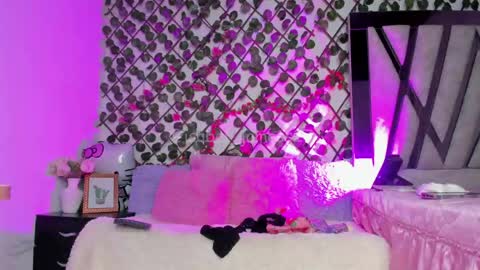 Snapshot of isabel_jamess chatting on April 15, 2026, 5:20 pm Isa online show from April 15, 2026, 5:20 pm