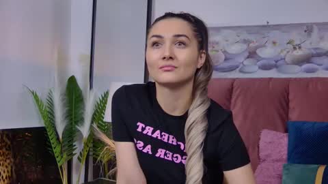 Snapshot of isabelasasha chatting on February 21, 2025, 5:31 pm Isa online show from February 21, 2025, 5:31 pm