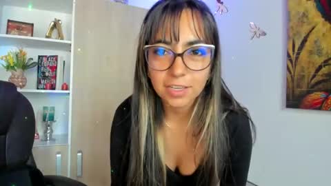 Isabella22 1 online show from February 17, 2025, 2:48 pm