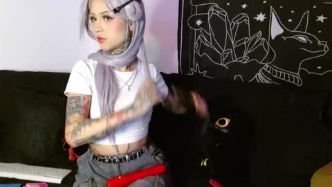    online show from October 25, 2025, 10:15 pm