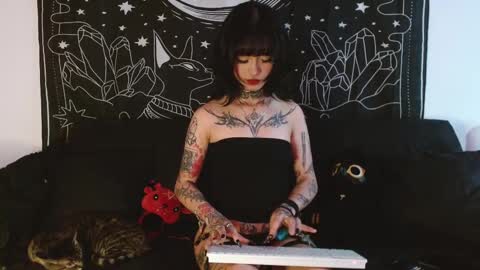    online show from November 5, 2025, 10:10 pm