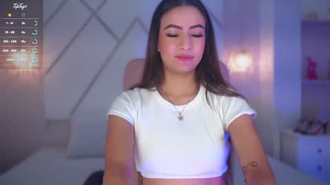 Isa  online show from February 4, 2025, 3:26 pm