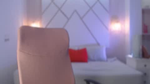 Isa  online show from October 7, 2025, 4:04 pm